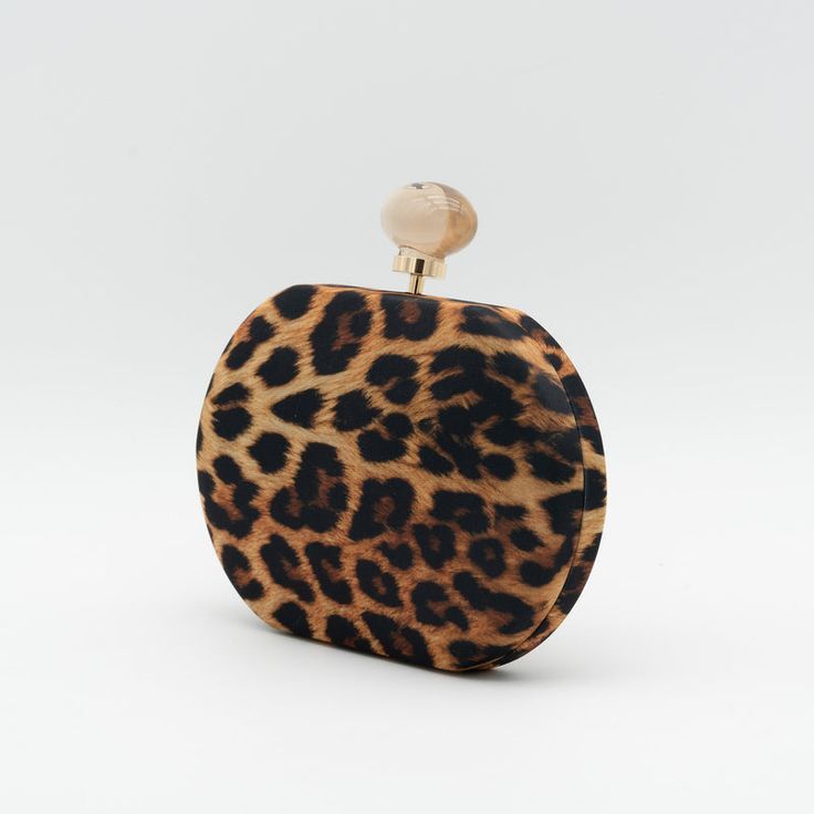 Bolso_de_fiesta_raso_con_estampado_animal_y_detalle_de_bola_1