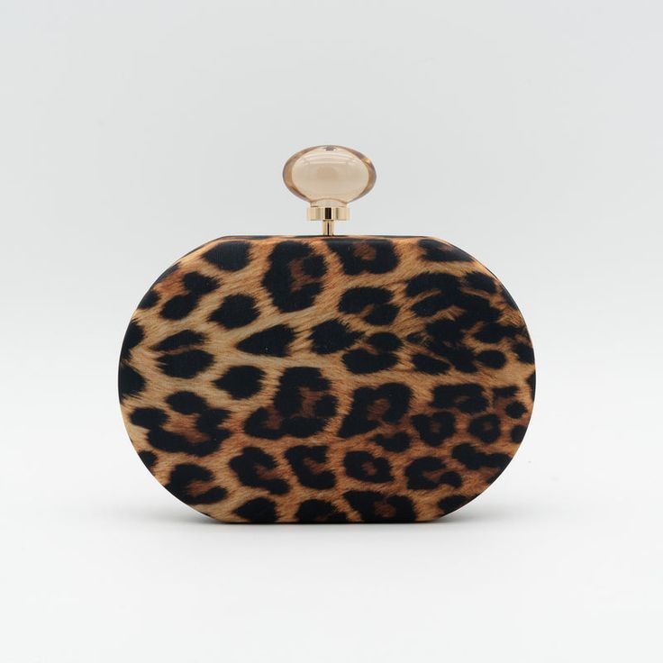 Bolso_de_fiesta_raso_con_estampado_animal_y_detalle_de_bola