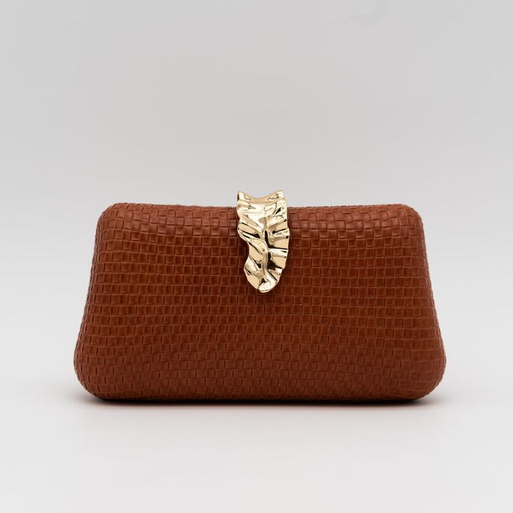 Clutch_de_Fiesta_Polipiel_Cuero_con_Textura_Cuadriculada_y_Broche_Met%C3%A1lico