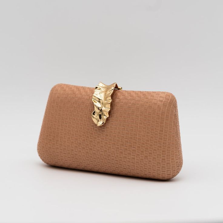 Clutch_de_Fiesta_Polipiel_Camel_con_Textura_Cuadriculada_y_Broche_Met%C3%A1lico_3