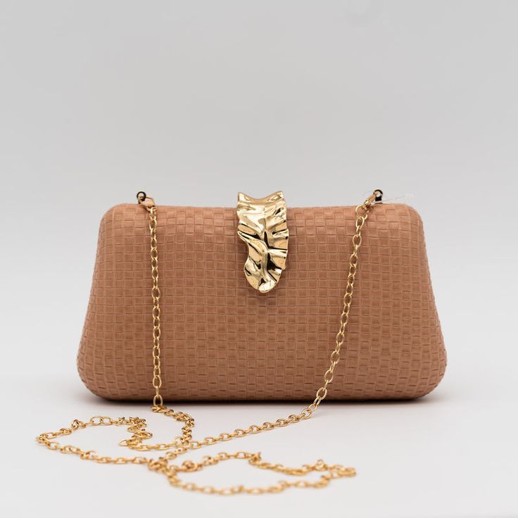 Clutch_de_Fiesta_Polipiel_Camel_con_Textura_Cuadriculada_y_Broche_Met%C3%A1lico_2