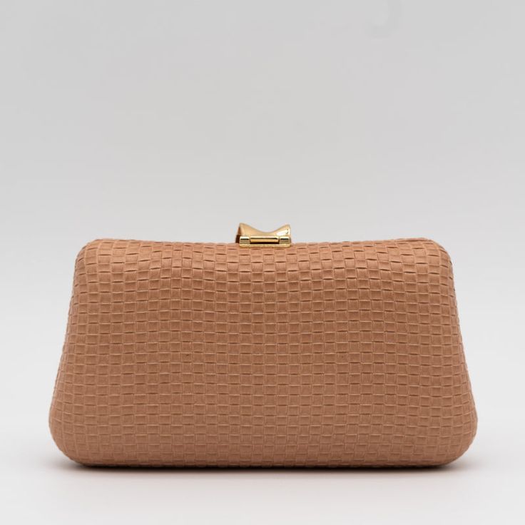 Clutch_de_Fiesta_Polipiel_Camel_con_Textura_Cuadriculada_y_Broche_Met%C3%A1lico_1