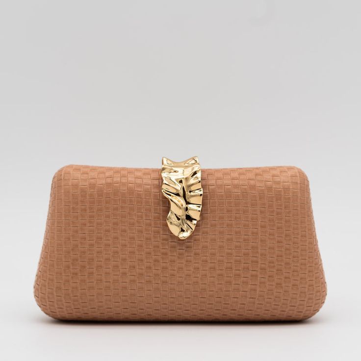 Clutch_de_Fiesta_Polipiel_Camel_con_Textura_Cuadriculada_y_Broche_Met%C3%A1lico