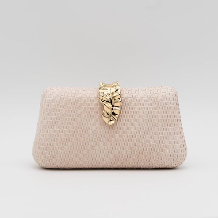 Clutch_de_Fiesta_Polipiel_Beige_con_Textura_Cuadriculada_y_Broche_Met%C3%A1lico