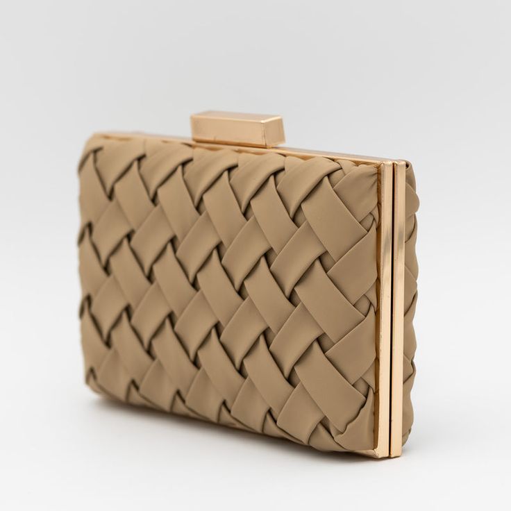 Bolso_Clutch_de_Fiesta_en_Polipiel_con_Dise%C3%B1o_Trenzado_Camel_y_Marco_Met%C3%A1lico_1