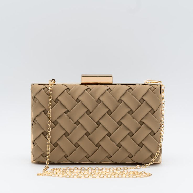 Bolso_Clutch_de_Fiesta_en_Polipiel_con_Dise%C3%B1o_Trenzado_Camel_y_Marco_Met%C3%A1lico