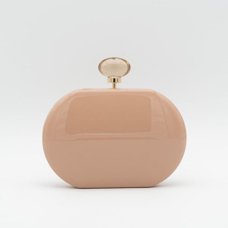 Bolso_de_fiesta_polipiel_acharolado_nude_con_bola_decorativa